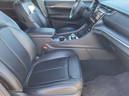 Used 2025 Jeep Grand Cherokee Limited w/ Luxury Tech Group II image 15