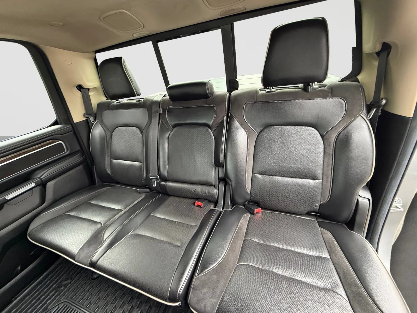Used 2019 RAM 1500 Laramie AWD/4WD image 15