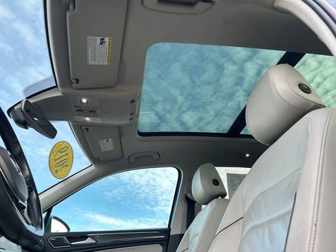 Used 2019 Volkswagen Tiguan SEL Premium image 31