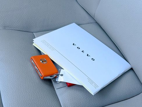 Used 2022 Volvo XC90 T5 Momentum w/ Climate Package image 38