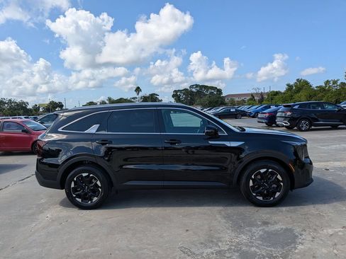 Certified 2025 Kia Sorento S FWD image 9