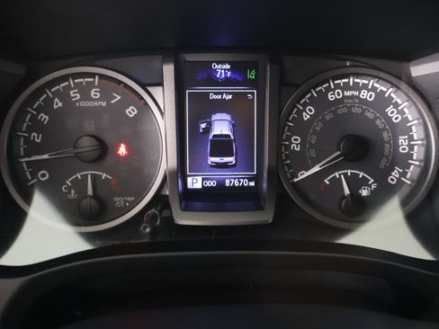 Used 2018 Toyota Tacoma TRD Off-Road AWD/4WD image 4