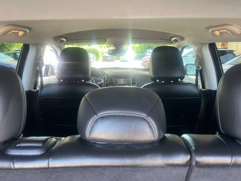 Used 2018 Jeep Compass Latitude w/ Cold Weather Group AWD/4WD image 12