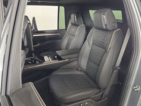 Certified 2025 Cadillac Escalade ESV Premium Luxury Platinum AWD/4WD image 19