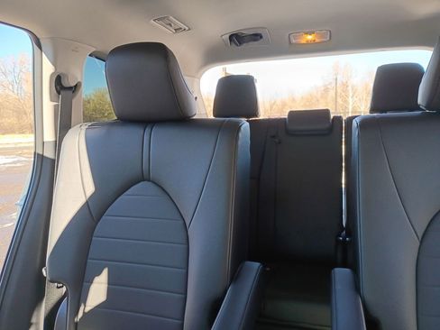 Used 2024 Toyota Highlander XLE image 19