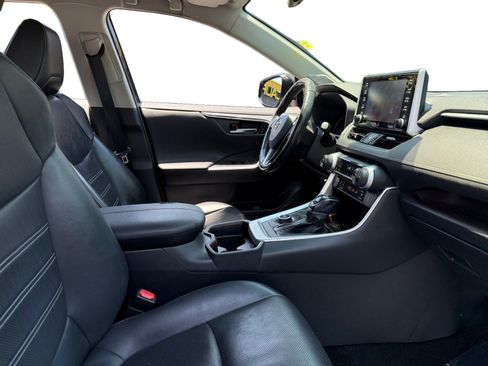 Used 2020 Toyota RAV4 Limited image 14