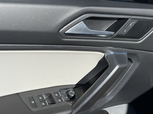 Used 2021 Volkswagen Tiguan SE w/ Panoramic Sunroof Package image 15