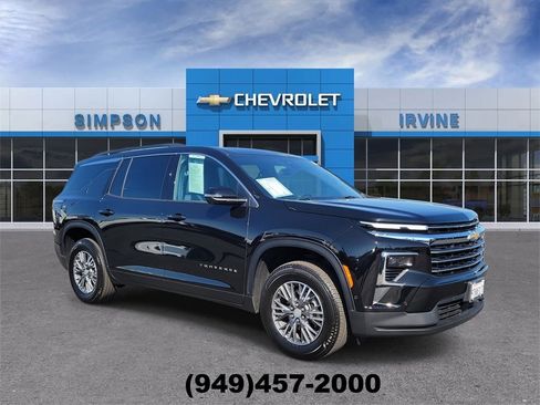 Used 2025 Chevrolet Traverse LT w/ Enhanced Driving Package image 2