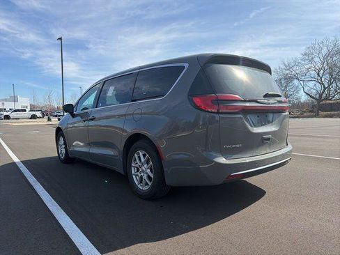 Certified 2025 Chrysler Pacifica Select image 3