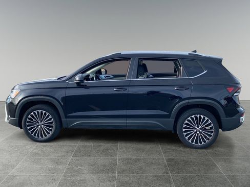 Used 2025 Volkswagen Taos SE image 2