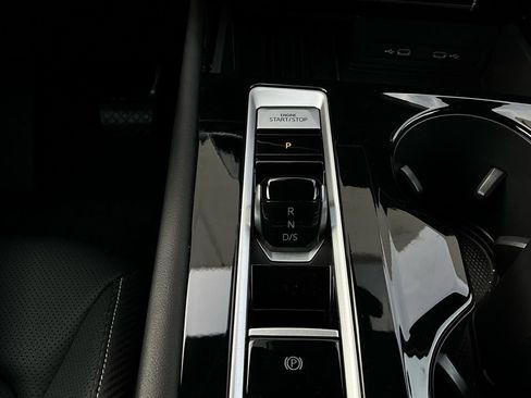 Used 2025 Volkswagen Atlas Cross Sport SE image 25