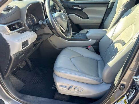 Certified 2022 Toyota Highlander XLE image 9