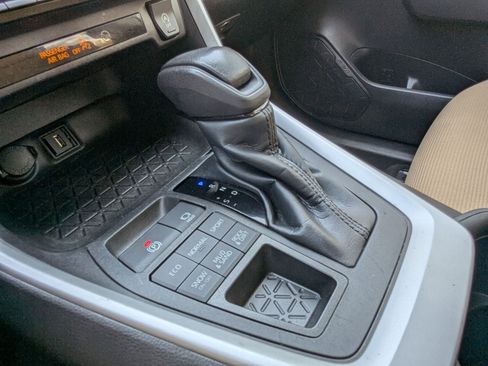 Used 2022 Toyota RAV4 LE image 22