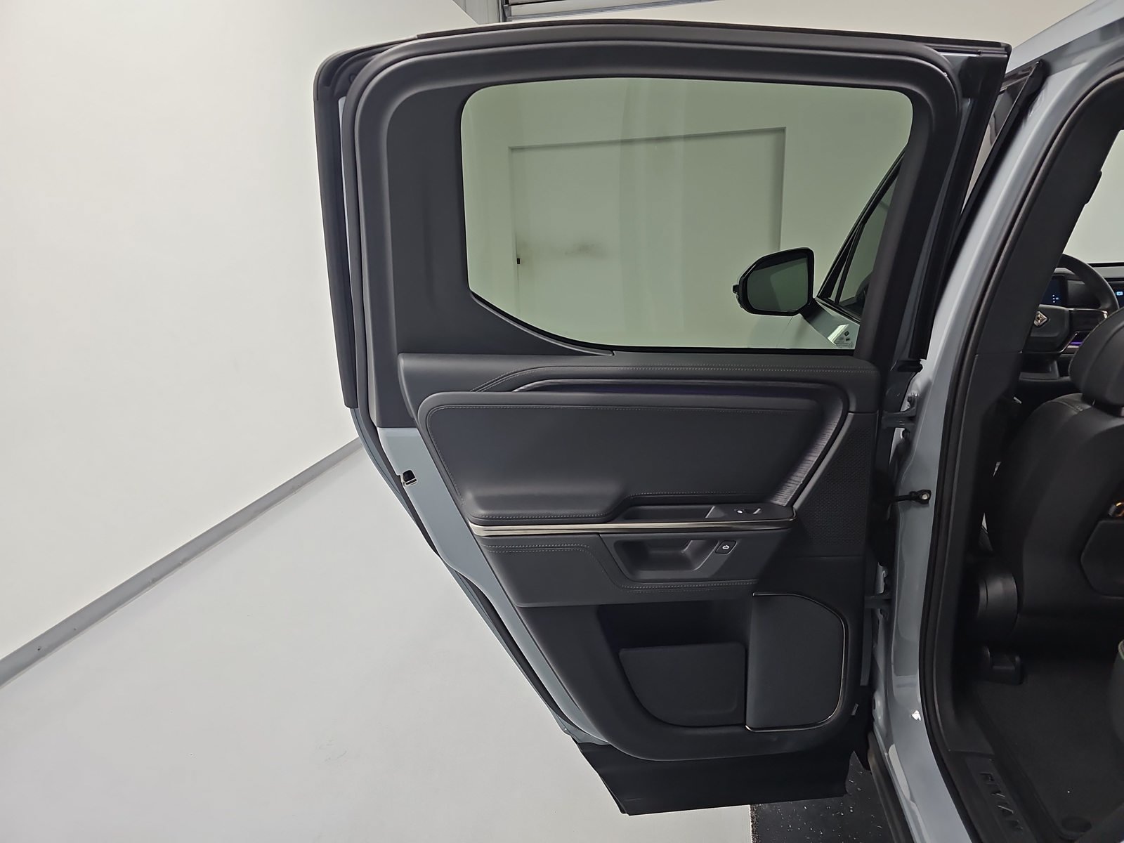 Used 2025 Rivian R1T Adventure Dual AWD/4WD image 17