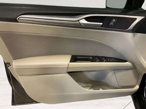 Used 2020 Ford Fusion SE FWD image 15