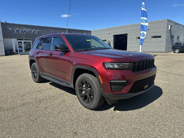 Used 2024 Jeep Grand Cherokee Altitude AWD/4WD image 18