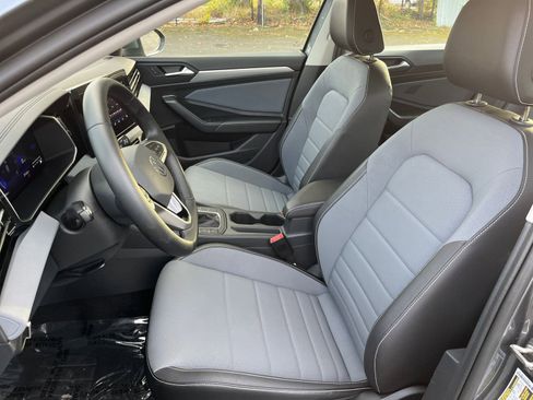 Used 2025 Volkswagen Jetta SE image 36