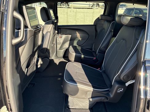 New 2026 Chrysler Pacifica Limited w/ Uconnect Theater Family Group image 22