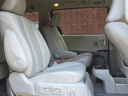 Used 2013 Toyota Sienna XLE image 13