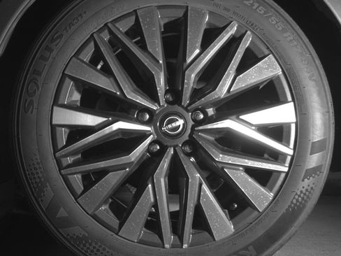 Used 2025 Nissan Altima 2.5 SV FWD image 14