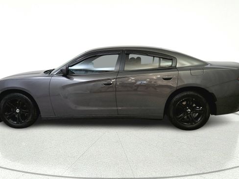 Used 2015 Dodge Charger SE RWD image 4