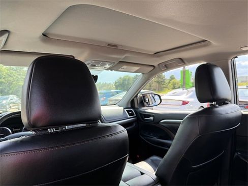 Used 2019 Toyota Highlander Limited image 27