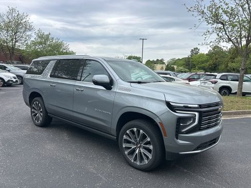 Used 2025 Chevrolet Suburban High Country image 1