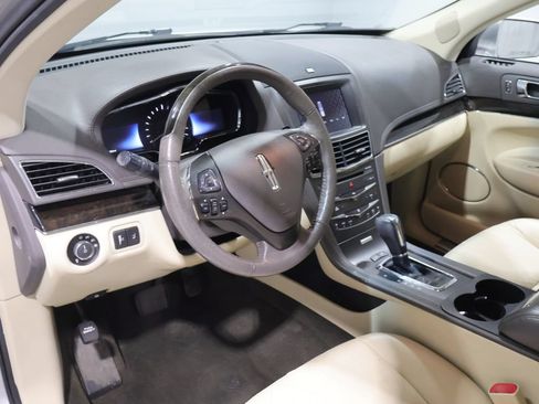 Used 2019 Lincoln MKT AWD image 18