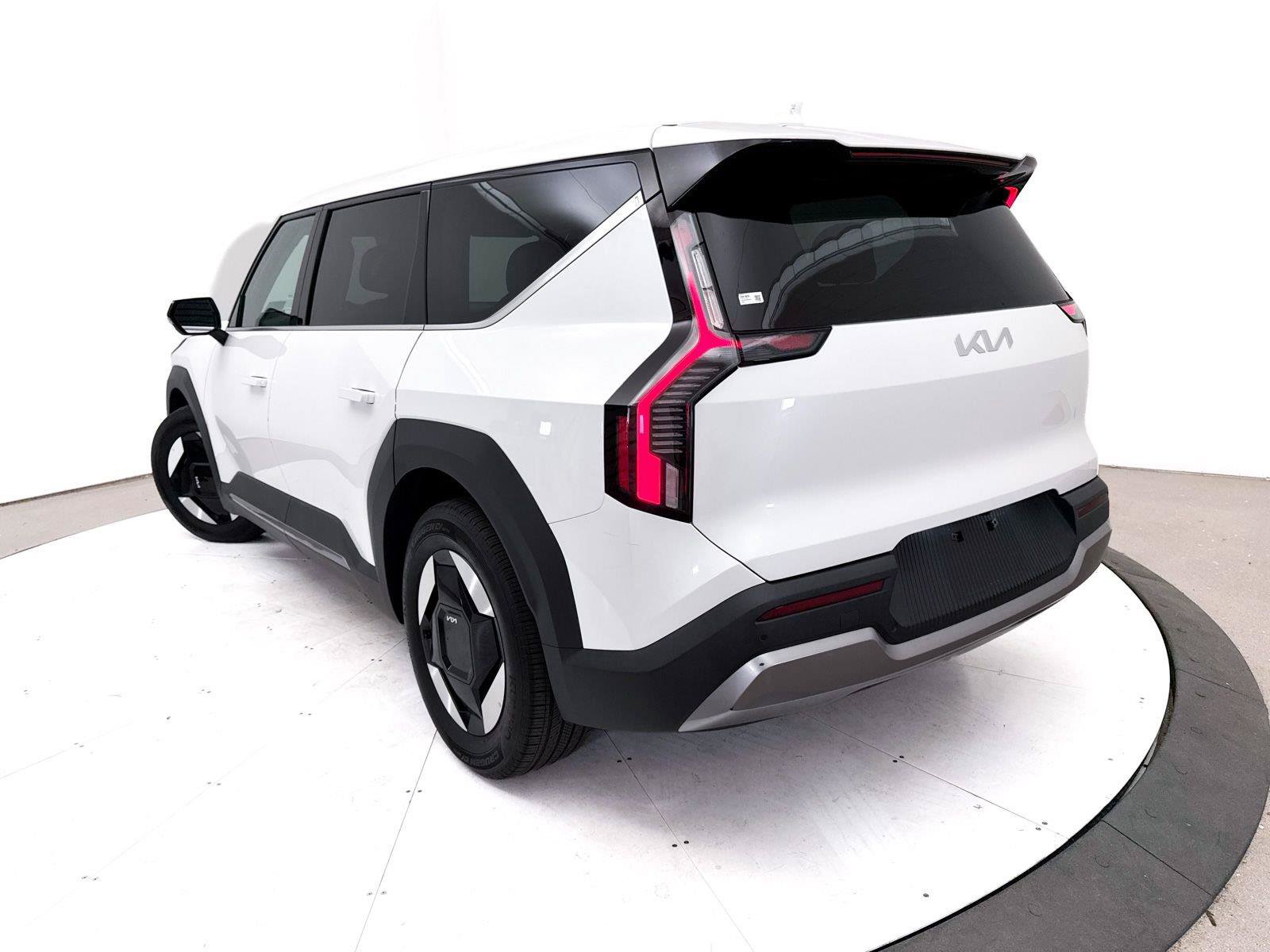Used 2024 Kia EV9 Light Long Range RWD image 2