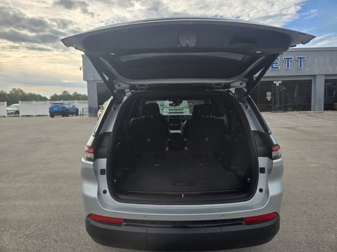 Used 2023 Jeep Grand Cherokee L Laredo image 5