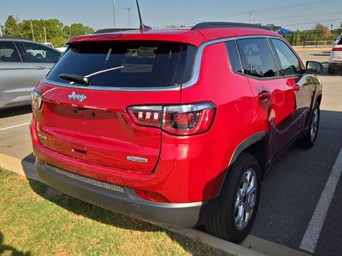 Used 2025 Jeep Compass Latitude AWD/4WD image 3