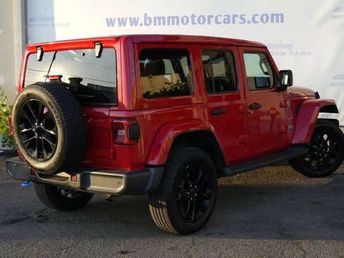 Used 2024 Jeep Wrangler Unlimited Sahara w/ Technology Group AWD/4WD image 3