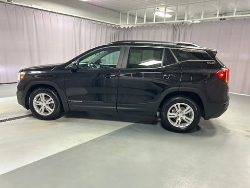 Used 2024 GMC Terrain SLE w/ Driver Convenience Package FWD image 4