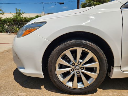 Used 2016 Toyota Camry XLE w/ Moonroof Package FWD image 5