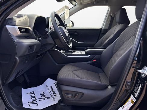 Used 2023 Toyota Highlander LE image 9