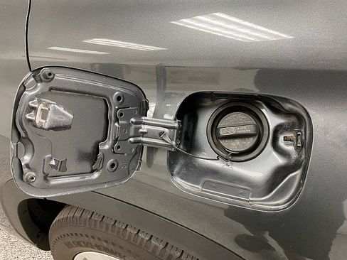 Used 2022 Toyota Highlander LE image 28