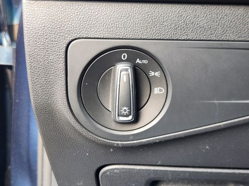 Used 2020 Volkswagen Tiguan SE image 24