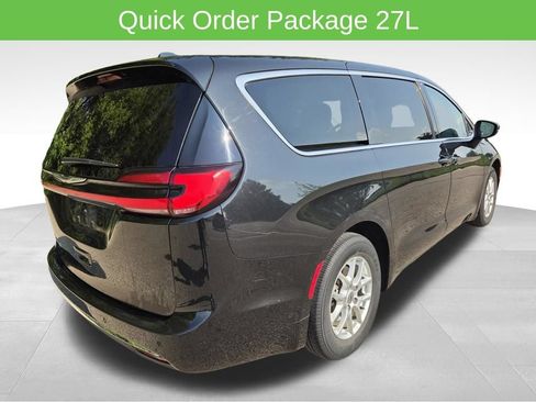 Used 2023 Chrysler Pacifica Touring-L FWD image 4