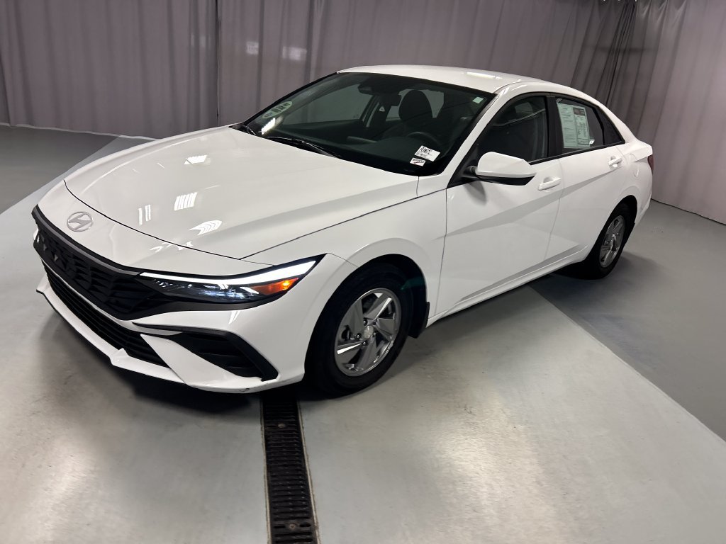 Used 2025 Hyundai Elantra SE FWD image 3