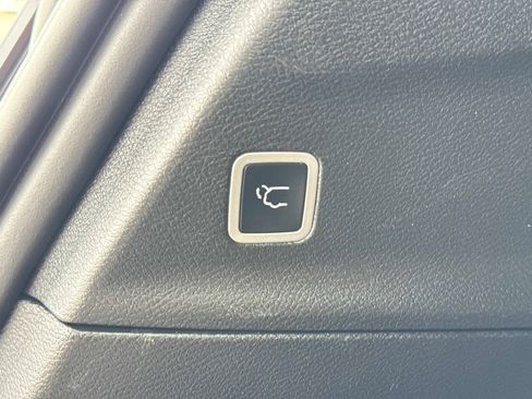 Used 2025 Chrysler Pacifica Limited FWD image 14