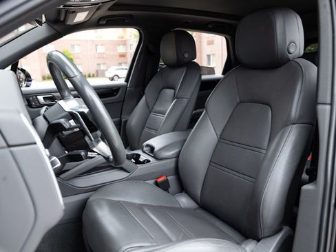 Certified 2023 Porsche Cayenne AWD/4WD image 5