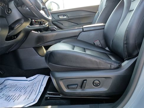 Used 2023 Nissan Rogue SL w/ SL Premium Package image 18