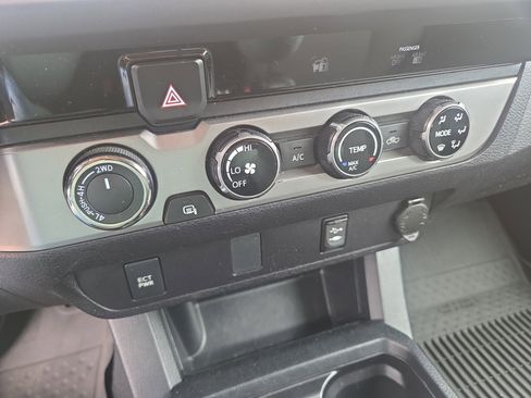 Used 2017 Toyota Tacoma SR5 w/ Tow Package AWD/4WD image 23