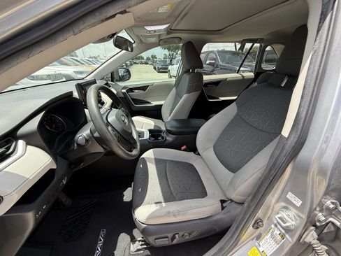 Used 2021 Toyota RAV4 XLE w/ Convenience Package FWD image 27