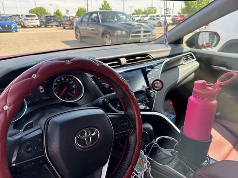 Used 2018 Toyota Camry XSE FWD image 11