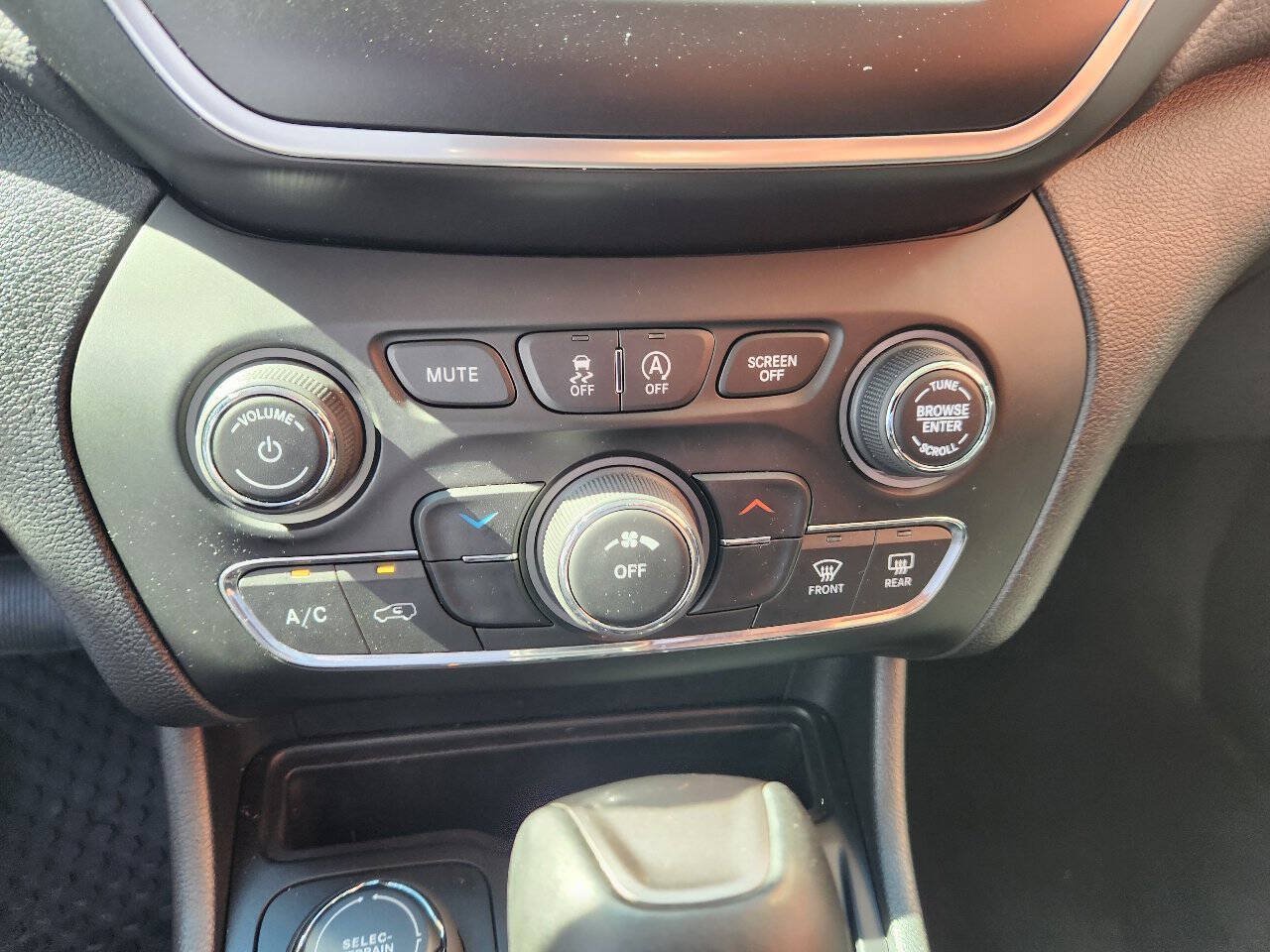 Used 2019 Jeep Cherokee Latitude Plus w/ Cold Weather Group AWD/4WD image 21