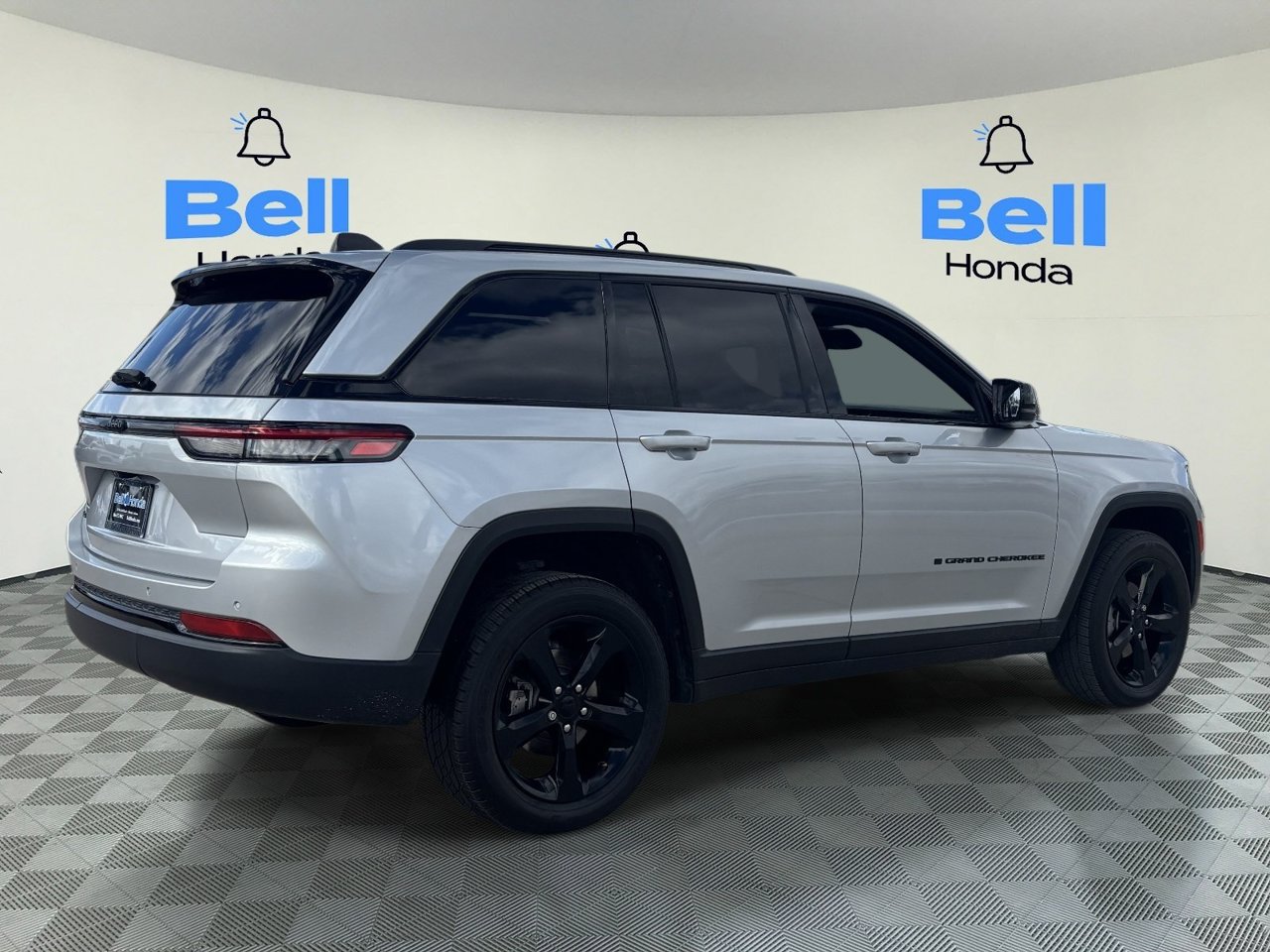 Used 2022 Jeep Grand Cherokee Altitude AWD/4WD image 4