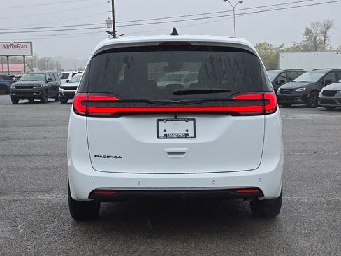 New 2026 Chrysler Pacifica Select image 6