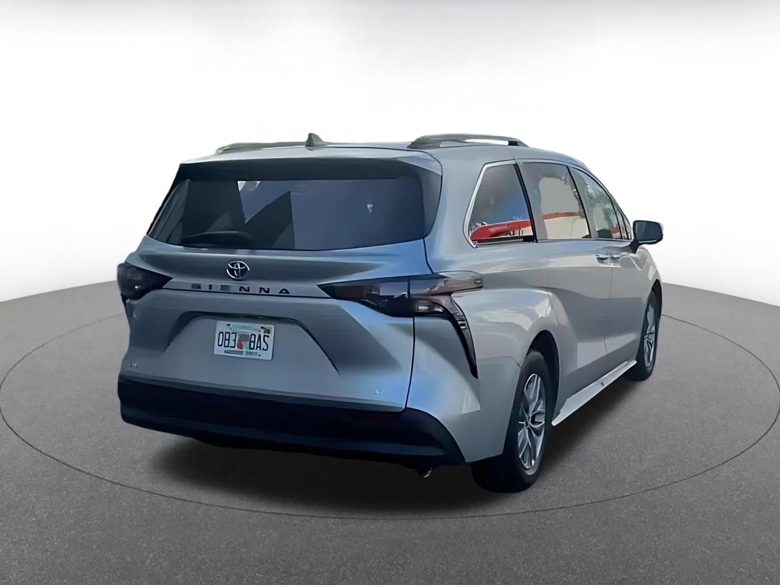 Used 2025 Toyota Sienna XLE FWD image 12