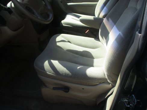 Used 2001 Chrysler Voyager image 8